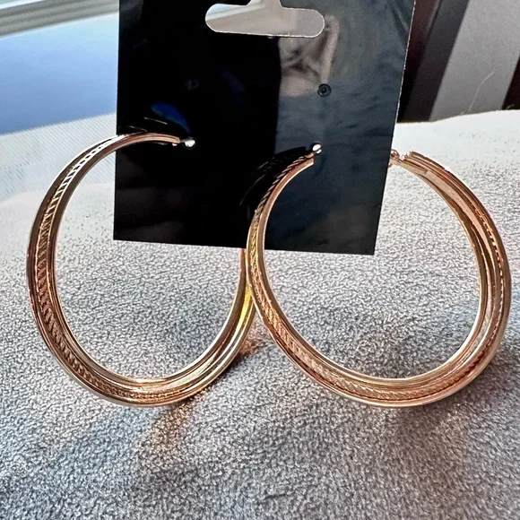 Ava & Aiden 1 1/2” gold hoop earrings - Picture 3 of 3